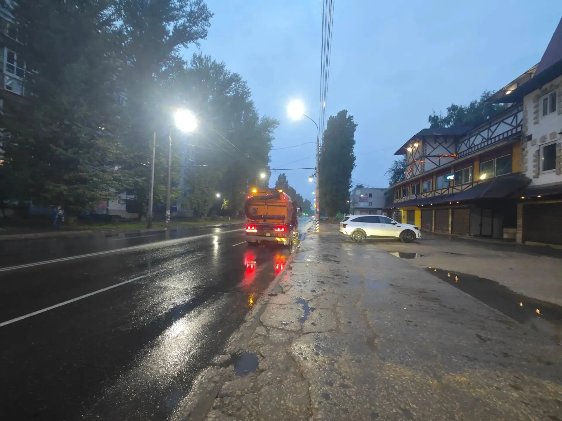 Благоустройство Балаково сегодня: откачка воды, сбор мусора, очистка дорог и тротуаров