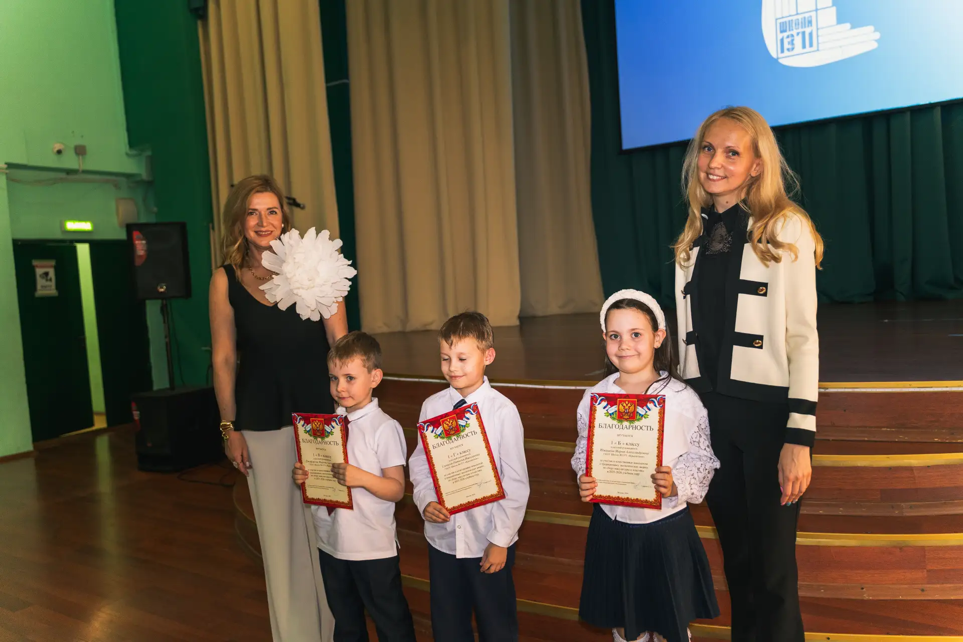 🎓 Торжественное окончание 1 класса: первый большой шаг к знаниям!  📚В стенах наших школ на Крылатски