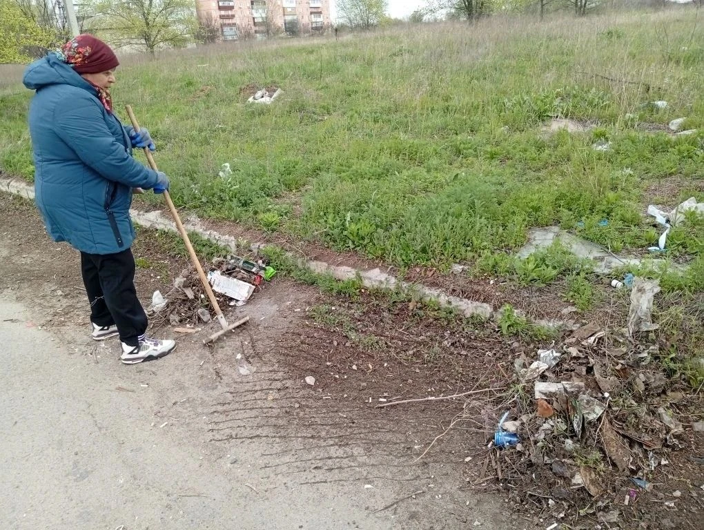 🧹 Сотрудники филиала Детской школы искусств имени Минченкова провели очередную уборку территории - н