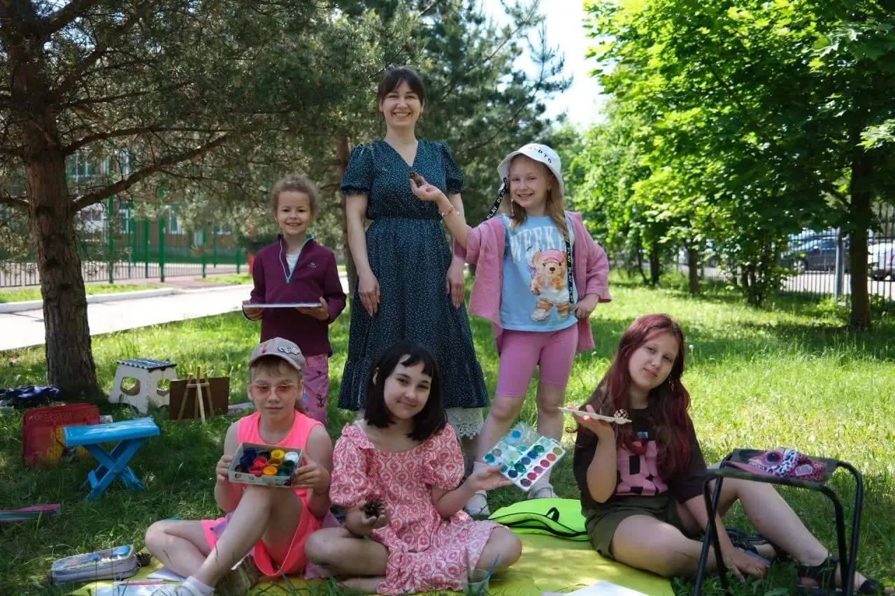 🎨 Солнечные зайчики на холсте: первый пленэр в начальной школе «Ерино»
 
🌿 Солнце, зелень и творче