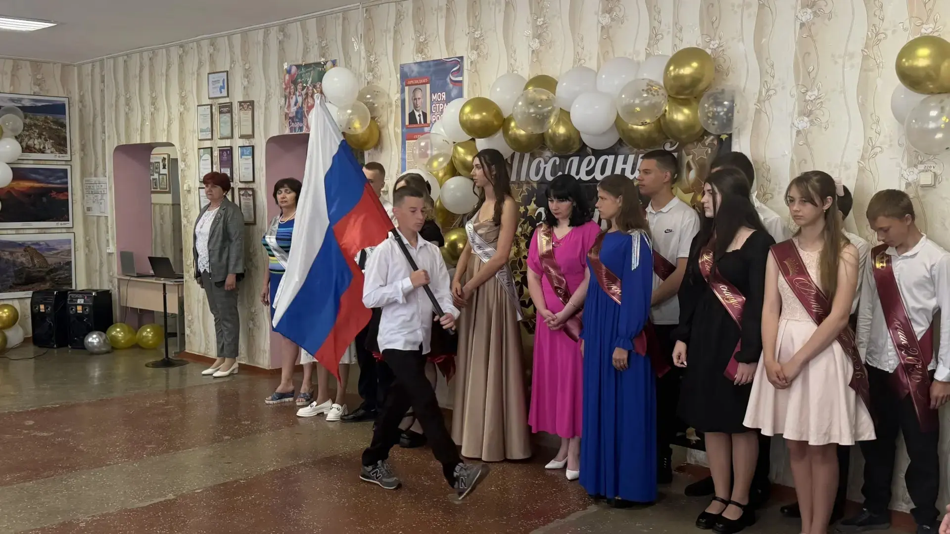 💐 «Перевернулась нынче школьная страница..»
