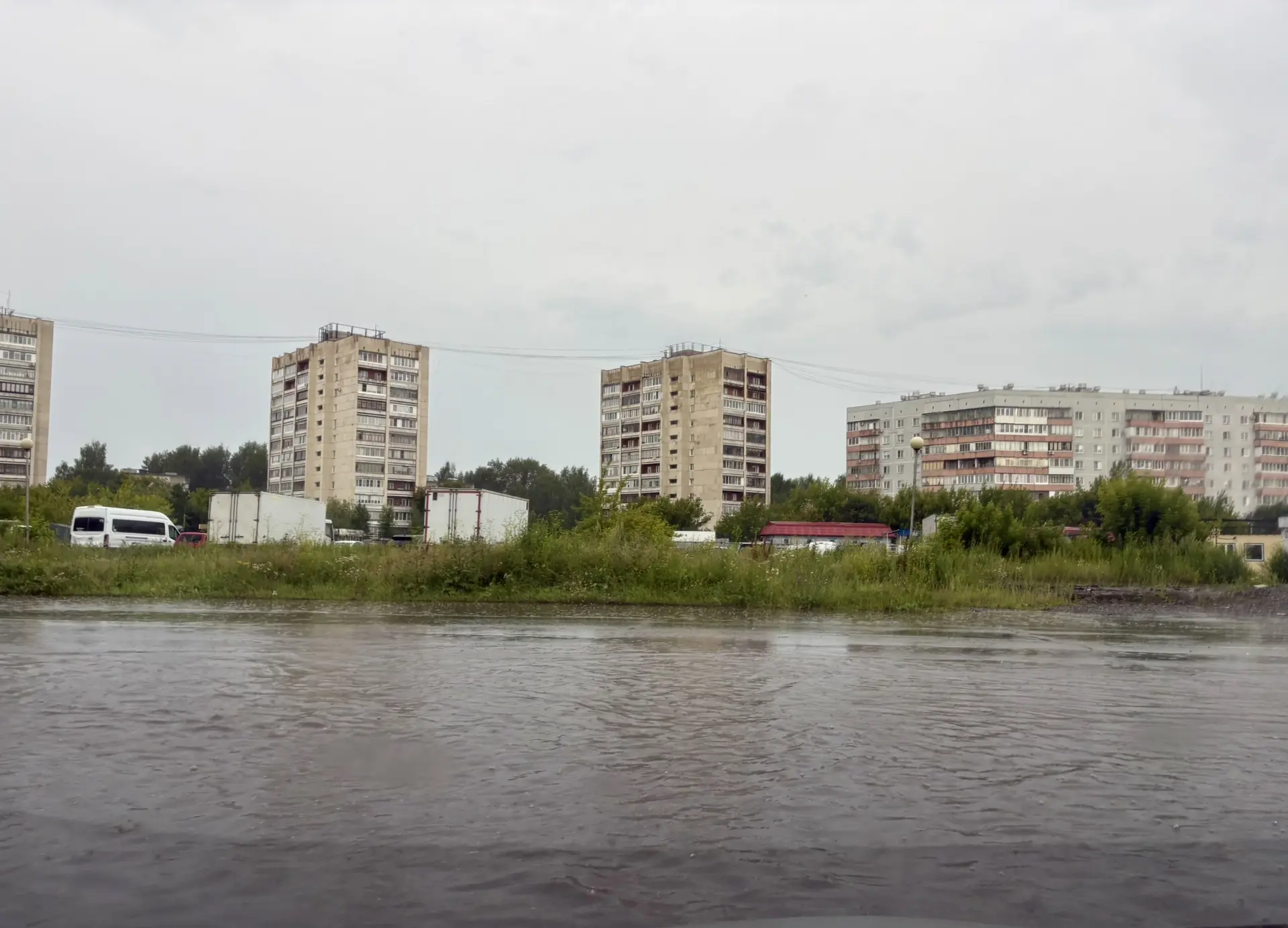 Лужа на Дзержинского никуда не делась😢