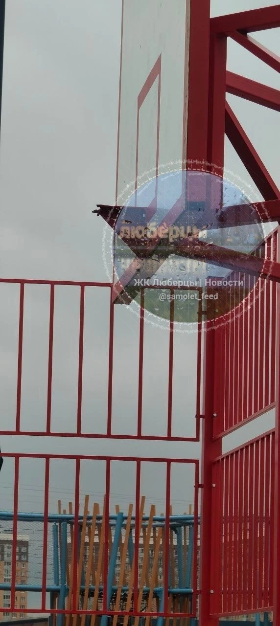 В парке "Дружба" на спортивной площадке уже успели оторвать баскетбольное кольцо.

НЕ ЗАБУДЬ ПОДПИСА