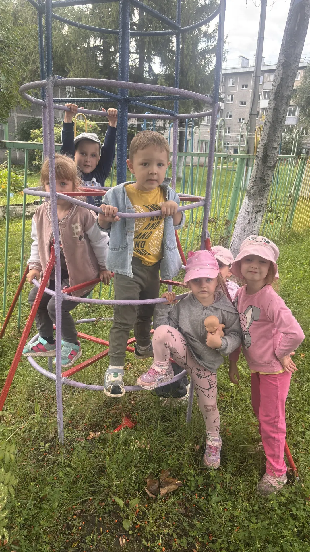 Несмотря на то, что лето 🌞 подходит к концу, жизнь в нашем детском саду остается такой...