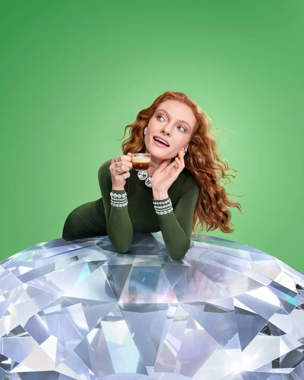 К рождественскому сезону 2026 года бренды Nespresso и Swarovski представили совместную ...