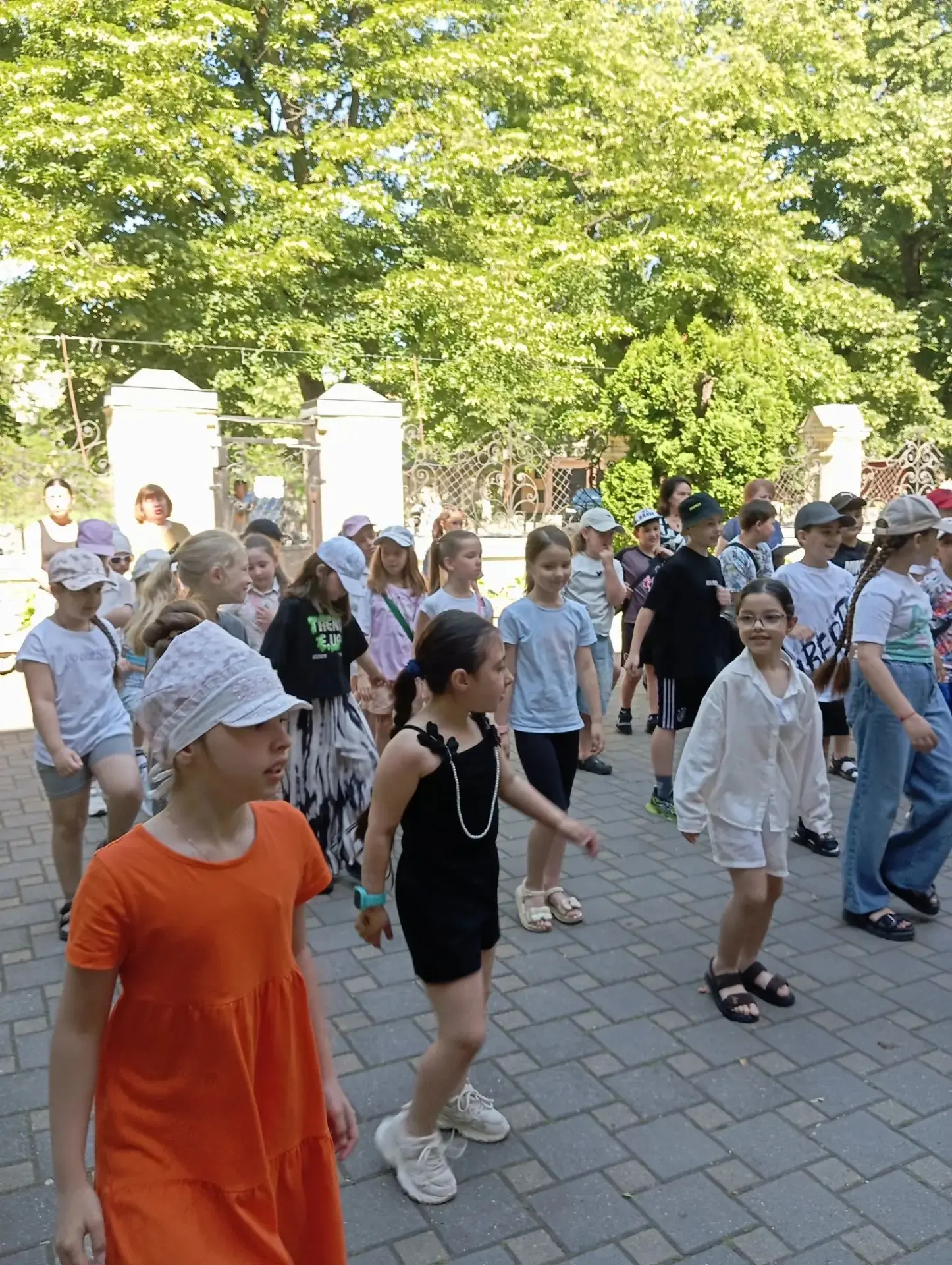 День первооткрывателей.
Девиз дня: «Наши руки не для скуки»
Торжественный подъем государственного фл
