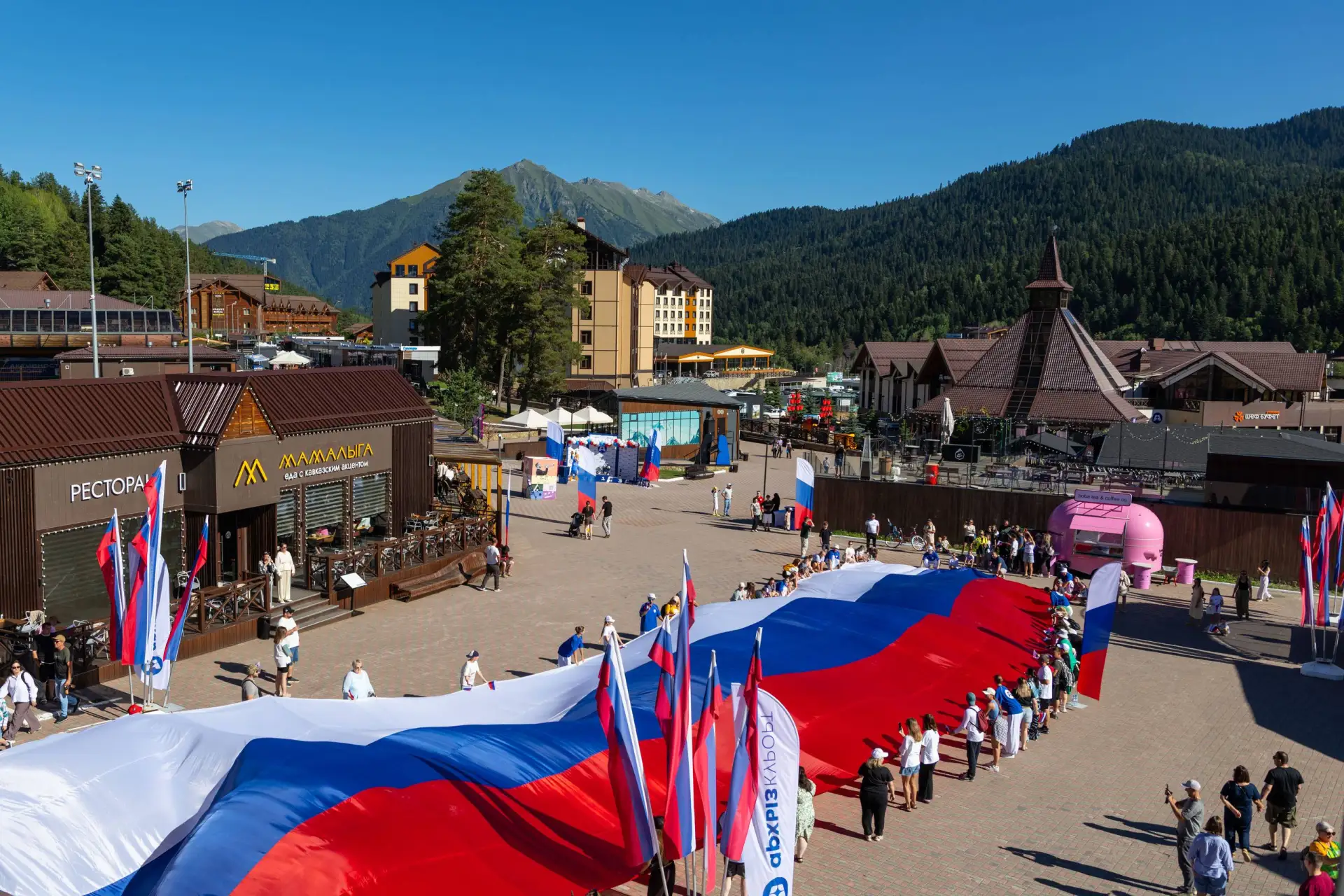 Вспоминаем, как прошел День флага на курорте «Архыз»