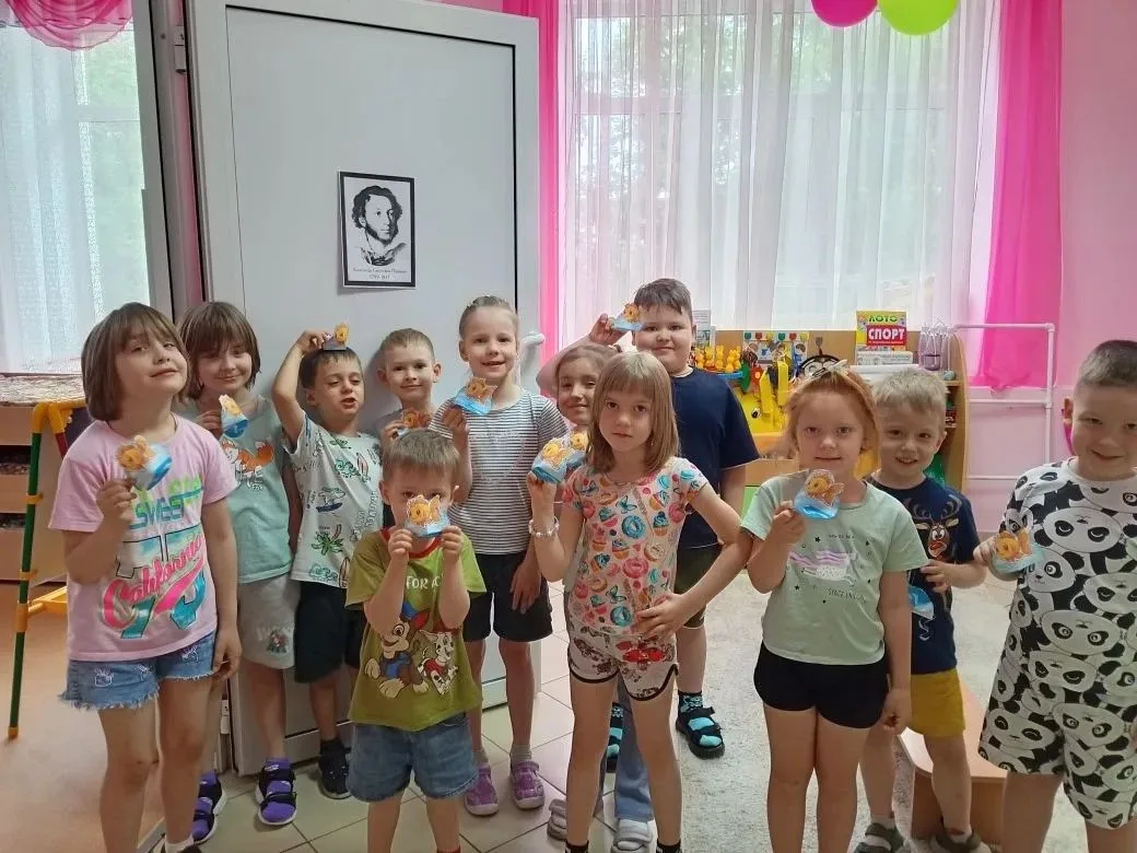 "Я сегодня поймал было рыбку,
Золотую рыбку, не простую;
По-нашему говорила рыбка,
Домой в море сине