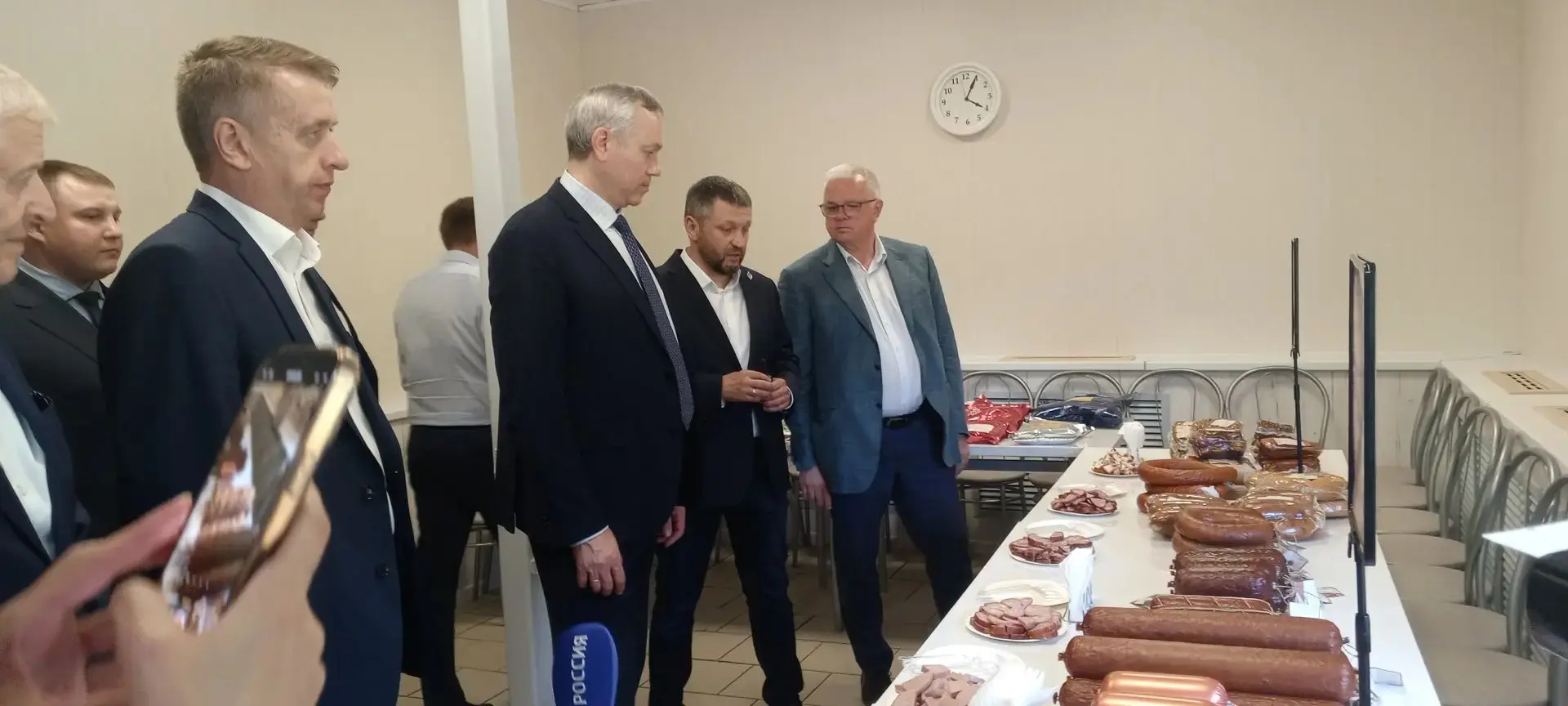 Губернатор Новосибирской области Андрей Травников  в настоящее время посещает «Венгеров...
