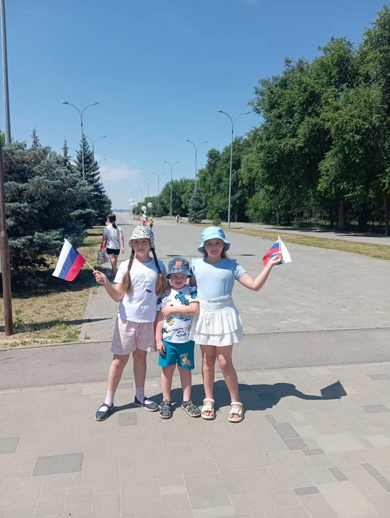 🇷🇺 "Вперед, Россия!" - именно так называется акция, собравшая горожан в парке "Волжский"