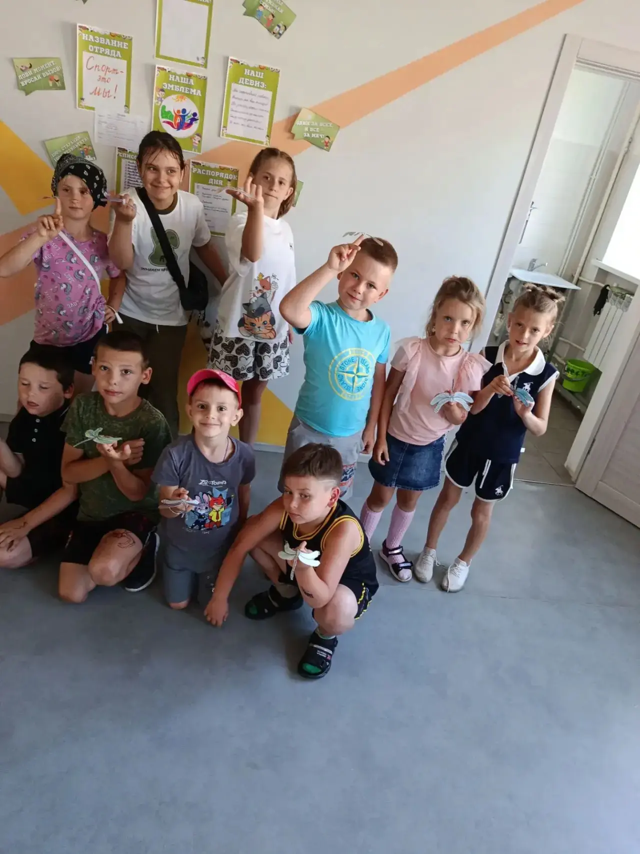 Сегодня у ребят был насыщенный и очень полезный день! ☀️

С самого утра — традиционная линейка и бод