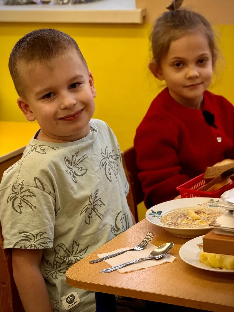 🥗 В середине дня каждому ребёнку нужна пауза — тёплая, спокойная и полезная  Да-да, мы про обед   И 