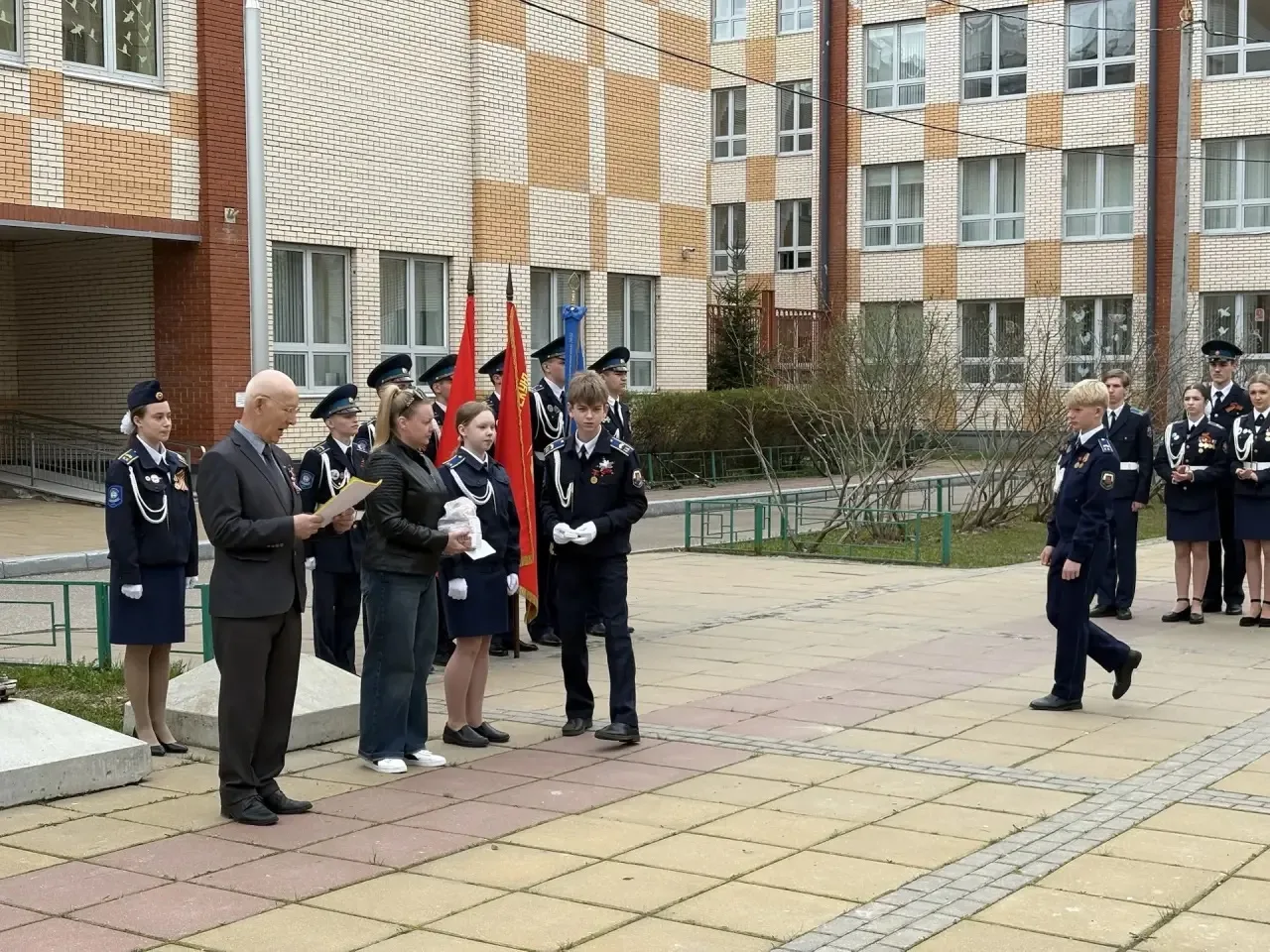 Добрый день, уважаемые гости, педагоги, учащиеся!  Сегодня в нашей школе прошла торжественная линейк