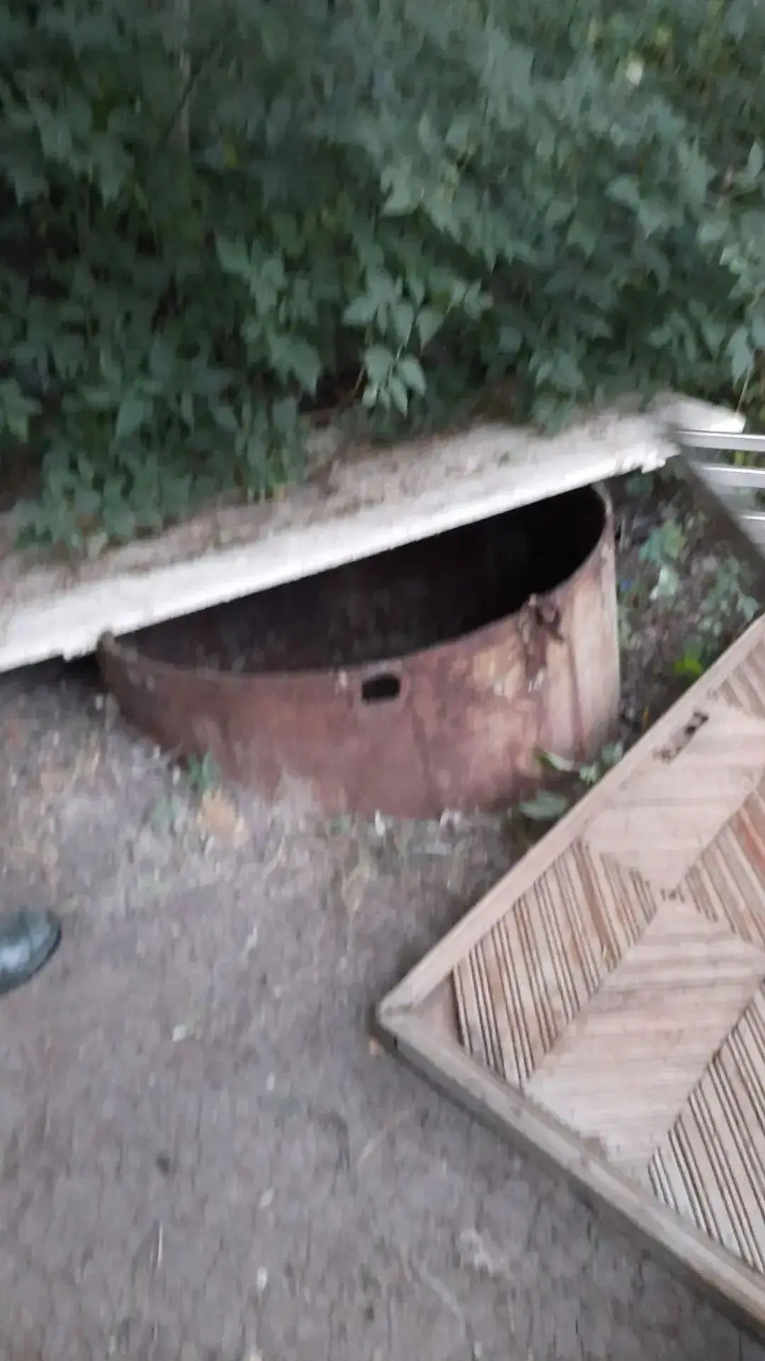 20.07.2026 Чистка двух канализационных колодцев на центральной линии  ул. Кутузова.