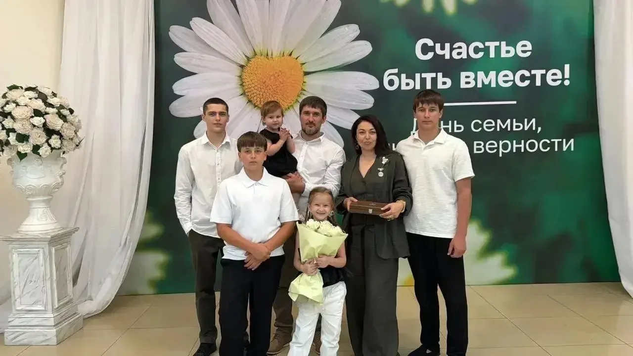 ГУБЕРНАТОР КУБАНИ ВРУЧИЛ МЕДАЛЬ «РОДИТЕЛЬСКАЯ ДОБЛЕСТЬ» СЕМЬЕ ИЗ АРМАВИРА

В Краснодаре состоялось т