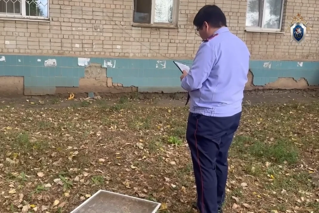 С четвёртого этажа упал ребёнок