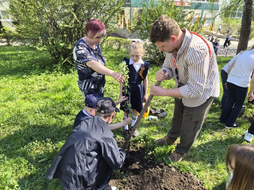 🌳 Сад памяти  Сегодня в школьном Мичуринском саду прошёл трудовой десант.  🟠⚫️ Обучающиеся 1–10 клас