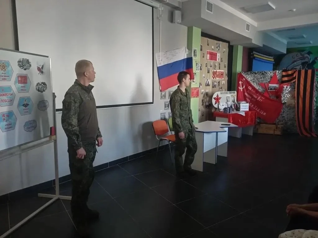 Равнение на Героев: в нашей школе прошел Урок мужества 🇷🇺  У восьмиклассников была не просто встреча