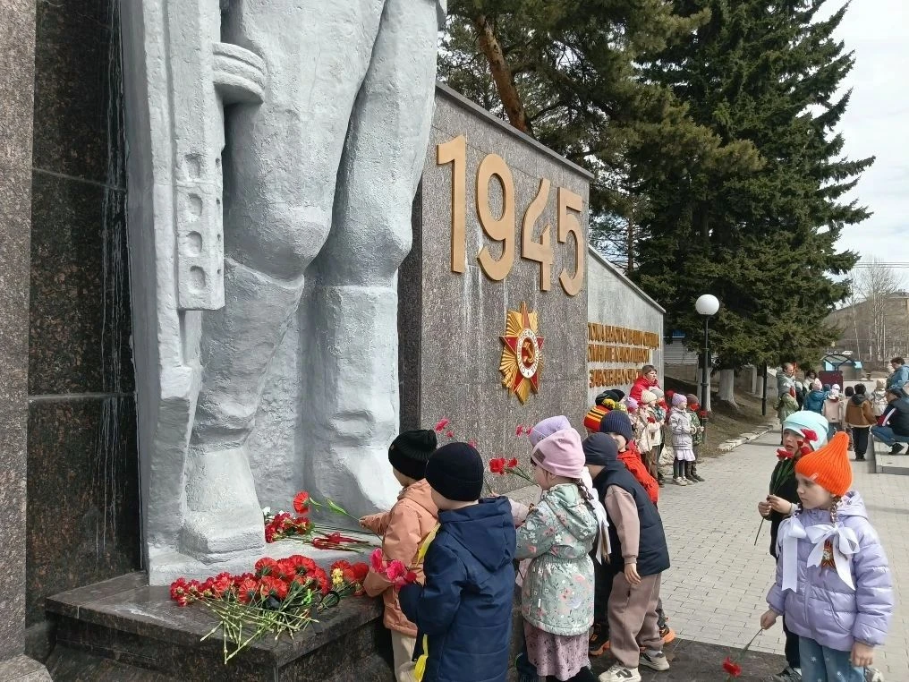 Группа "Говорушка". Возложение цветов в честь памяти погибшим героям Великой Отечествен...