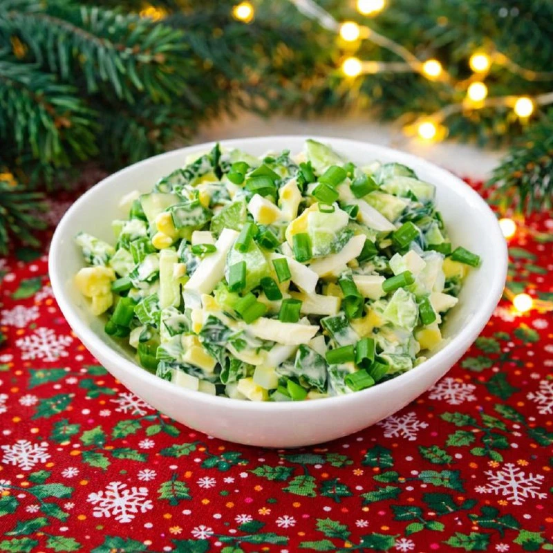 🥗 КЛАССИЧЕСКИЙ САЛАТ С ОГУРЦОМ, ЗЕЛЁНЫМ ЛУКОМ И ЯЙЦОМ — ПРОСТОТА, СВЕЖЕСТЬ И ВКУС ДЕТСТВА В КАЖДОЙ 