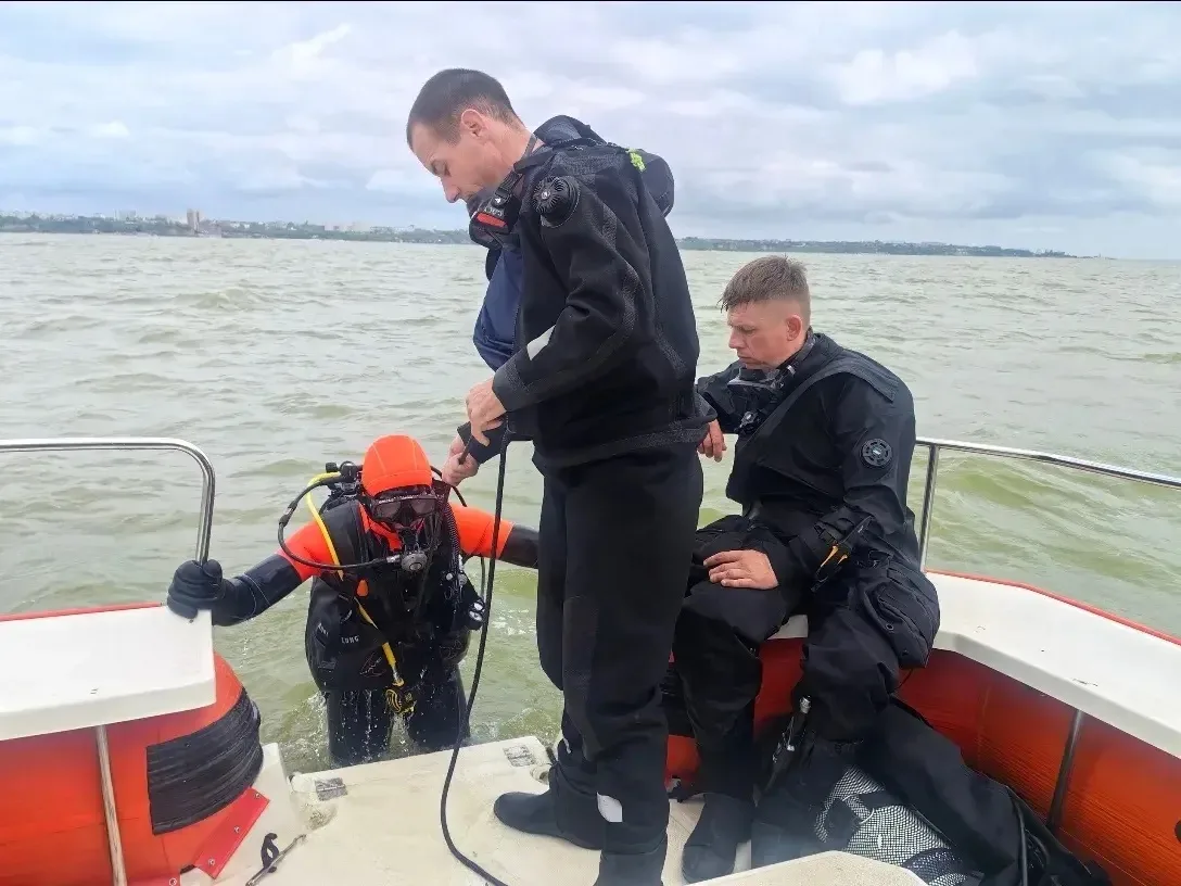 🤿 Водолазы подготовили акваторию в Таганроге для амфибий Бе-200 ЧС  Представьте: под водой, на глуби