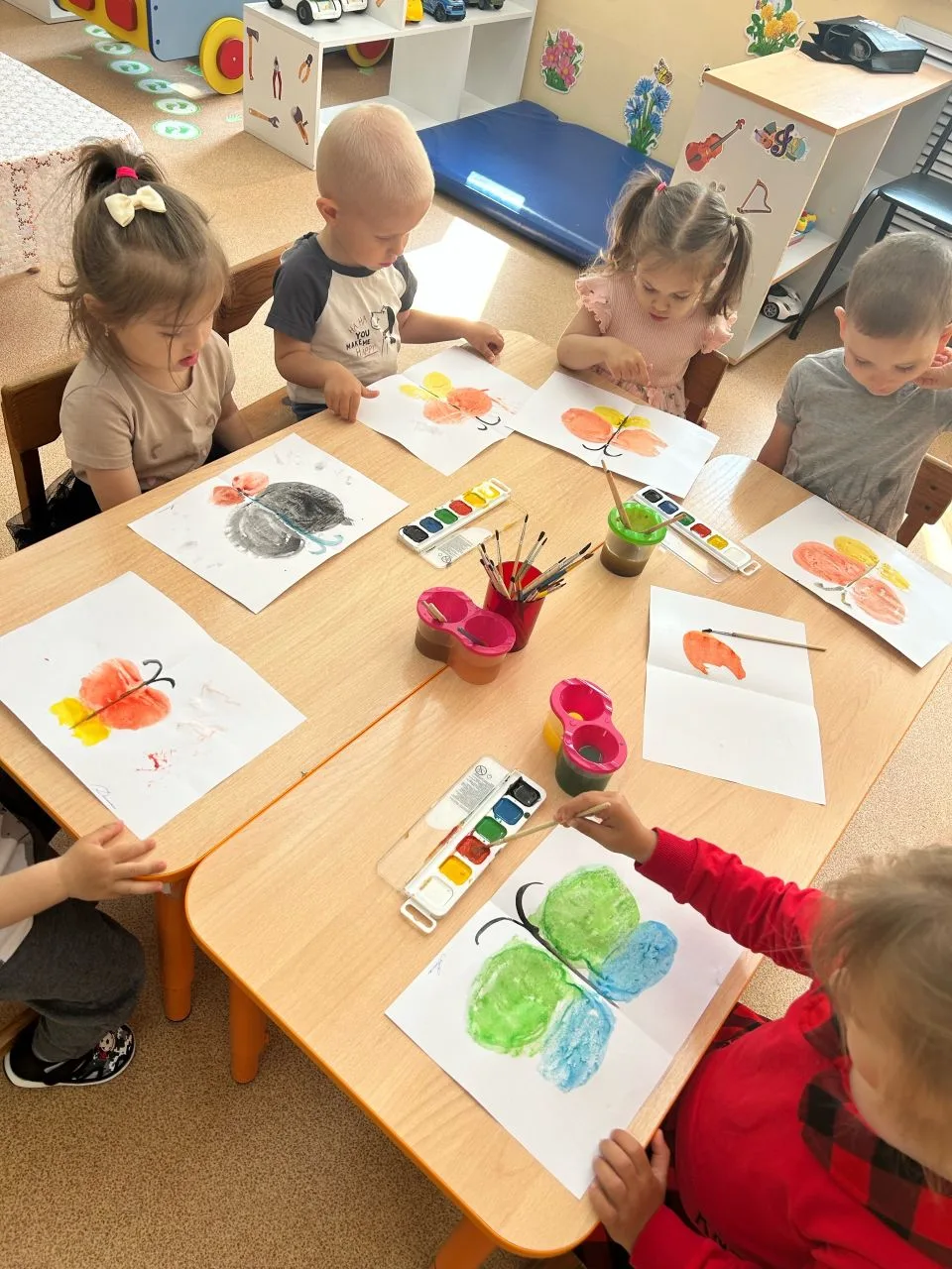 🎨 «Бабочка на крылышках приносит радость!» 🦋

Ребята в младшей группе рисовали бабочек — и это был