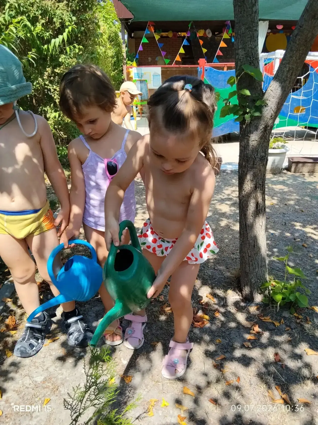 🏝За летними играми и весельем, группа " Островки" так же не забывают помогать ухаживать за растения