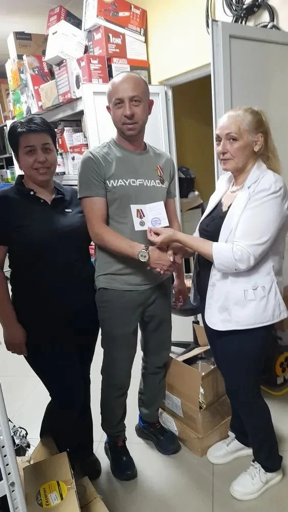 Заместитель председателя совета женщин округа Ирина Савченко вручила медали семье Илларионовых. Серг