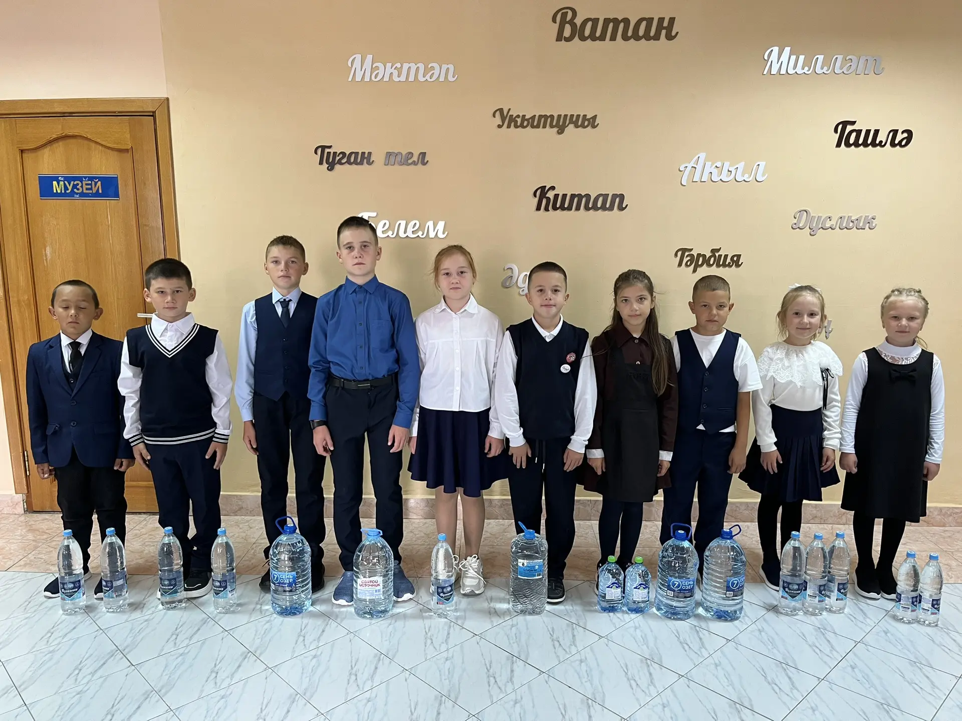 «Солдатларга – чиста су» акциясе кысаларында укучыларыбыз, әти-әниләр белән берлектә со...