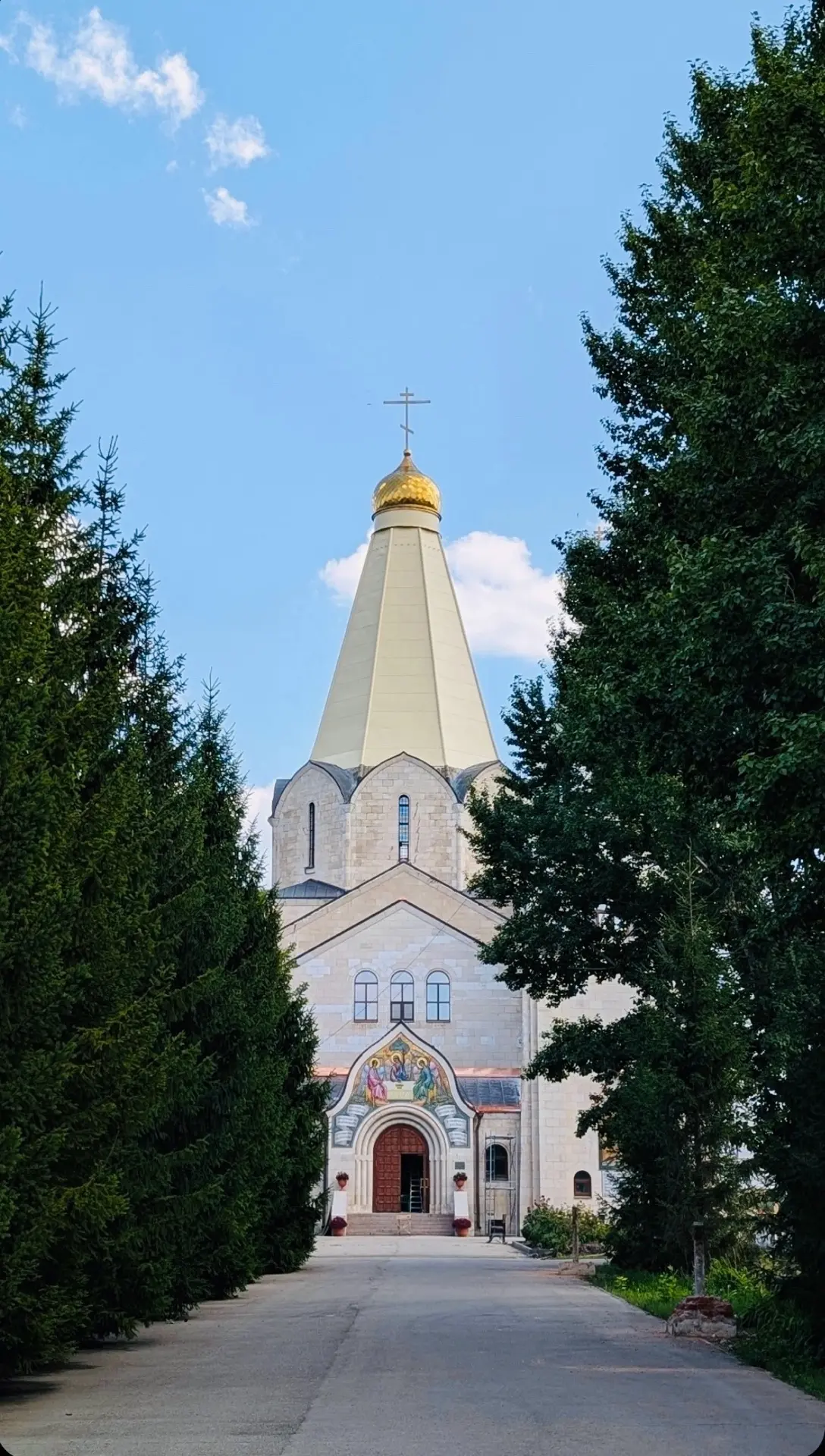 Доброе утро, любимый город! ☀🌿 
 
Сегодня экватор рабочей недели, а лето продолжает радовать нас ид