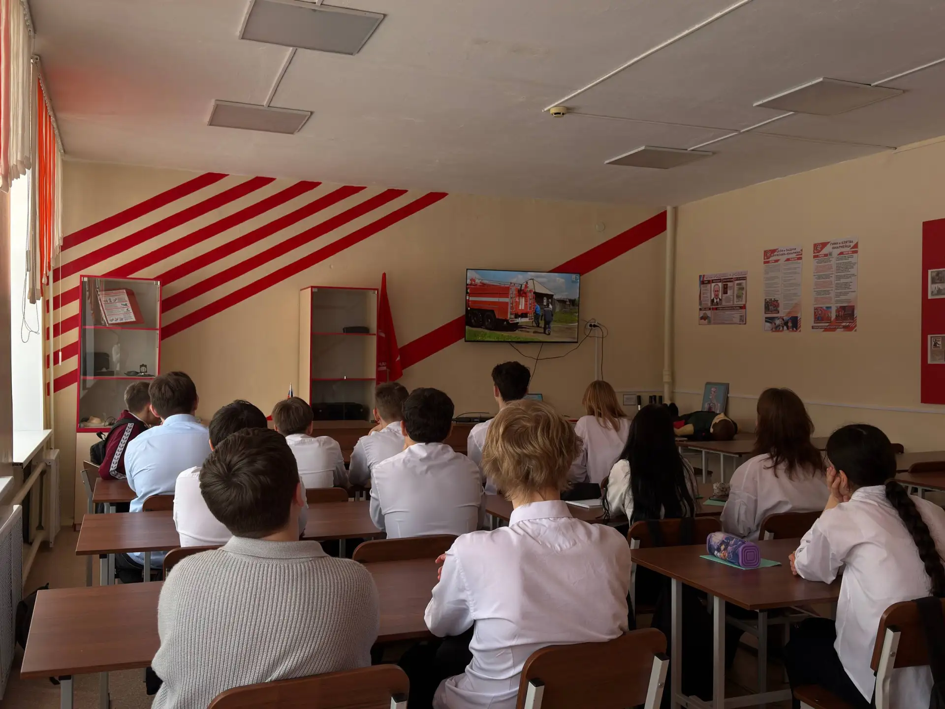 С приближением весны ребятам напомнили о правилах безопасности в лесу. Педагог ОБЗР Думченко А.А. пр