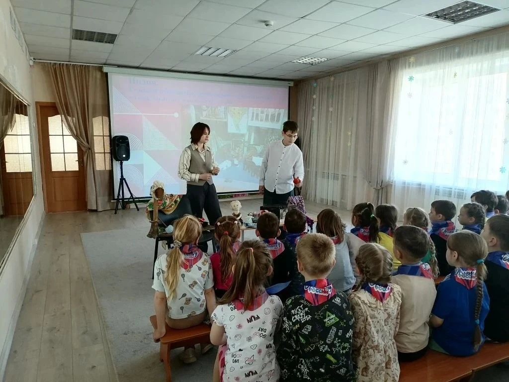 🧵 Экскурсия в мир ткани и традиций Сегодня актив школьного музея совместно с «Движением первых» пров