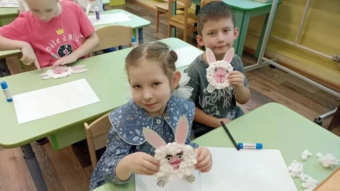 "Не барашек и не кот,  Носит шубку каждый год, Шубка серая - для лета,  Для зимы другого цвета"  У р
