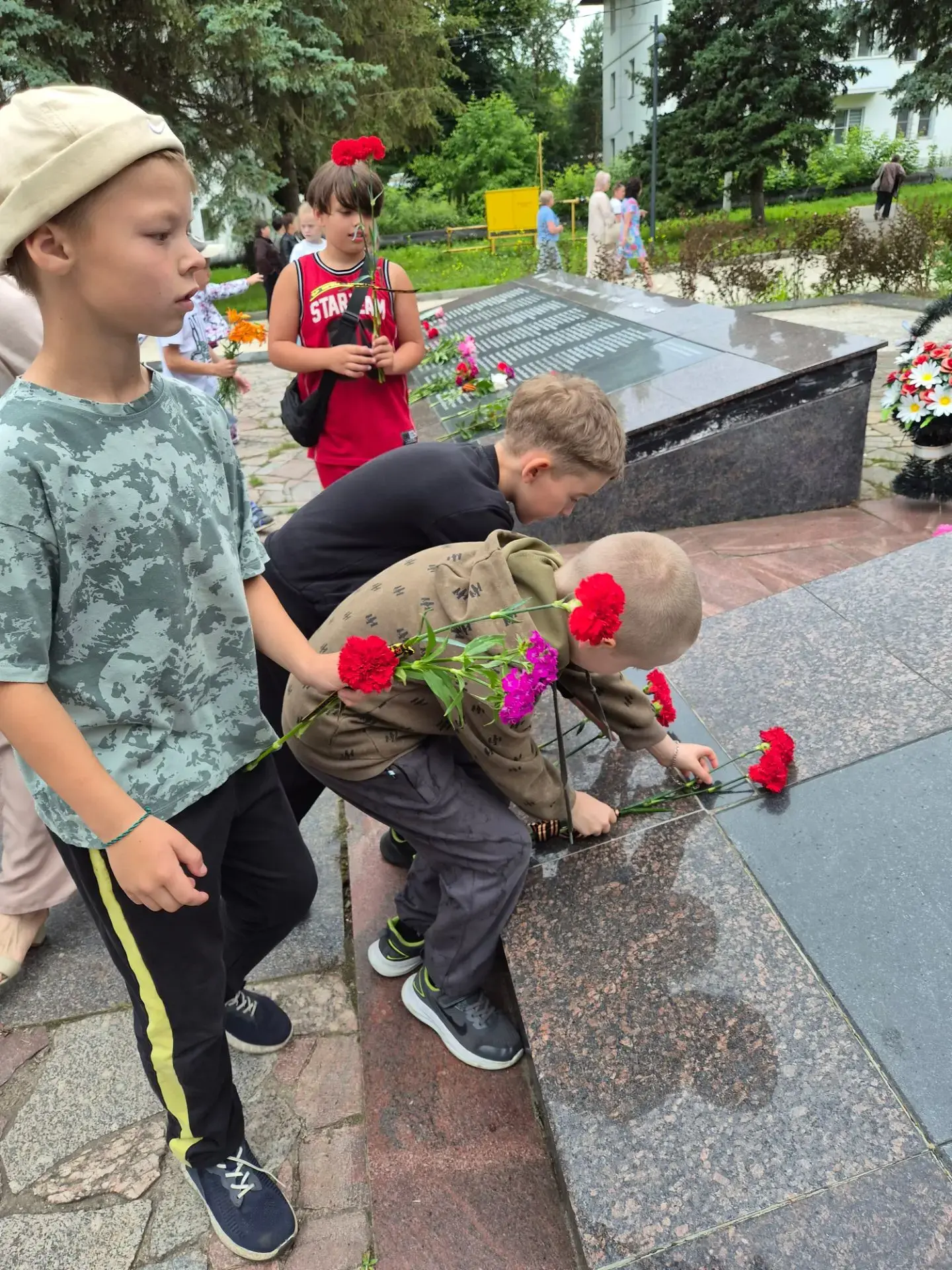 Всероссийская минута молчания у памятника погибшим воинам-ясногорцам 🕯️🇷🇺

Сегодня, в День памяти