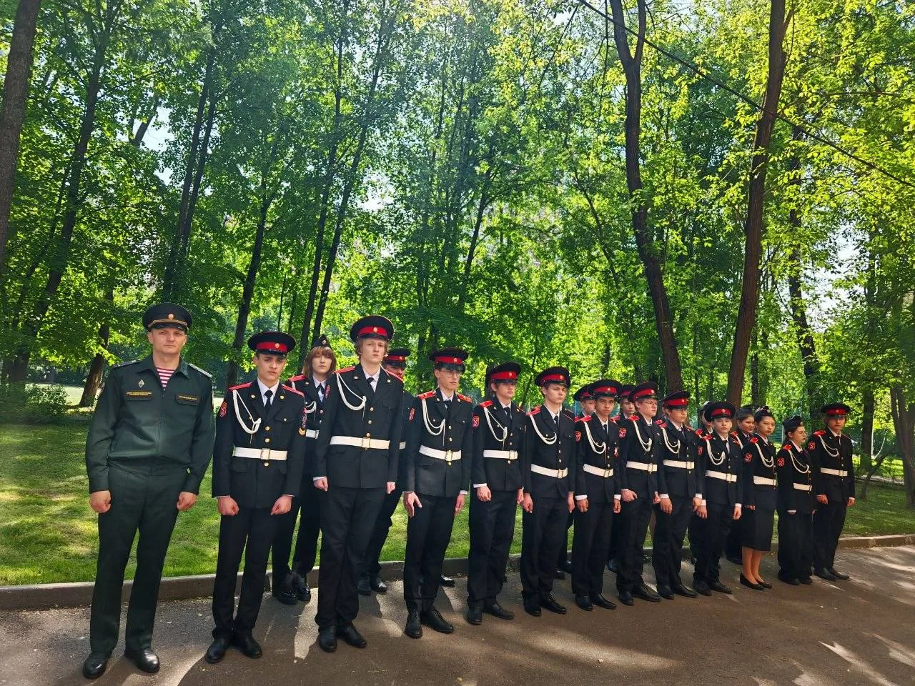 🇷🇺 ДЕМОНСТРАЦИОННЫЙ ЭКЗАМЕН ПО ВОЕННОЙ ПОДГОТОВКЕ   21 мая кадеты из 8-К класса приняли участие в де