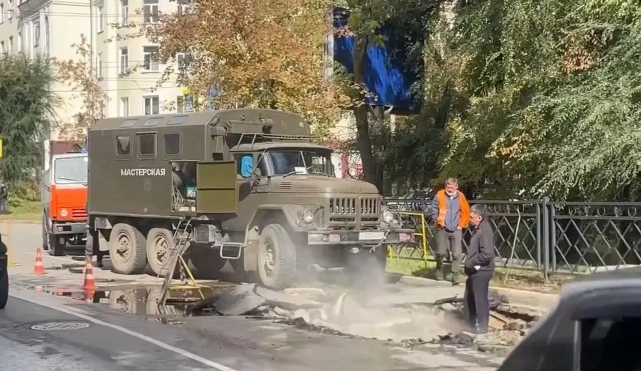 Коммунальщики ликвидируют порыв трубопровода в центре Хабаровска