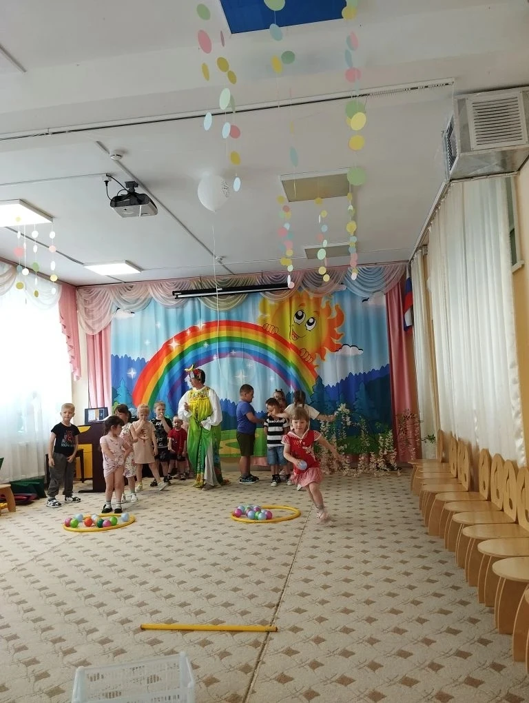 В средней и старшей группе прошло развлечение "1 июня - день защиты детей".