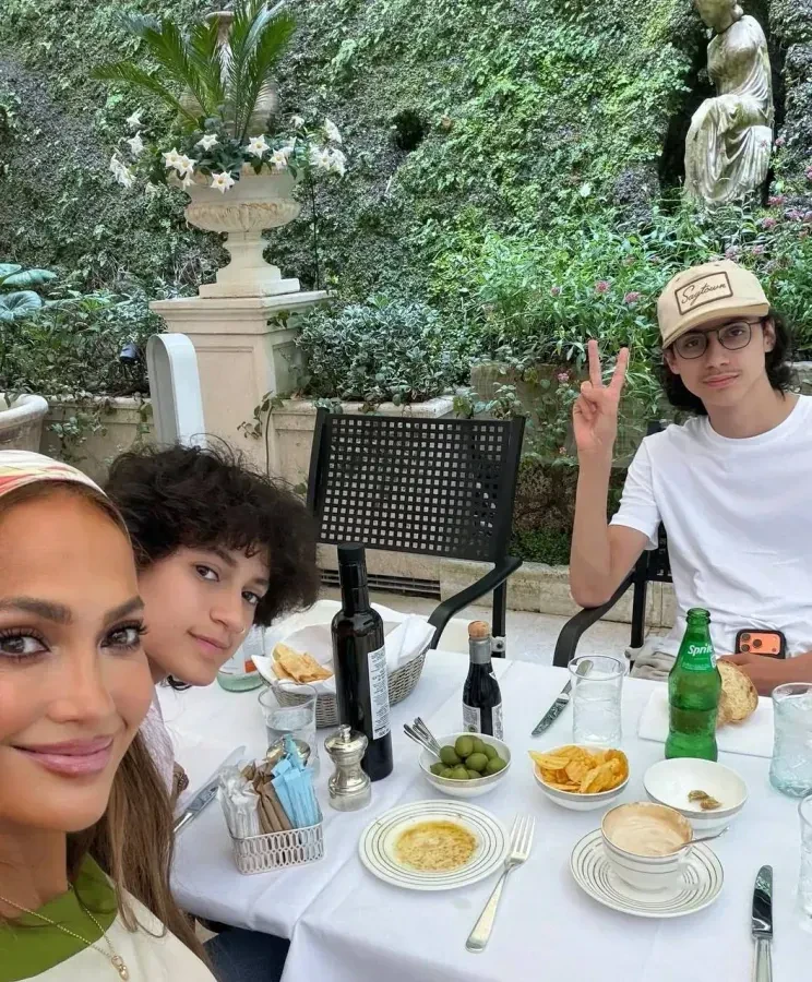 🥺 Дженнифер Лопес призналась, что тяжело переживает отъезд детей в колледж