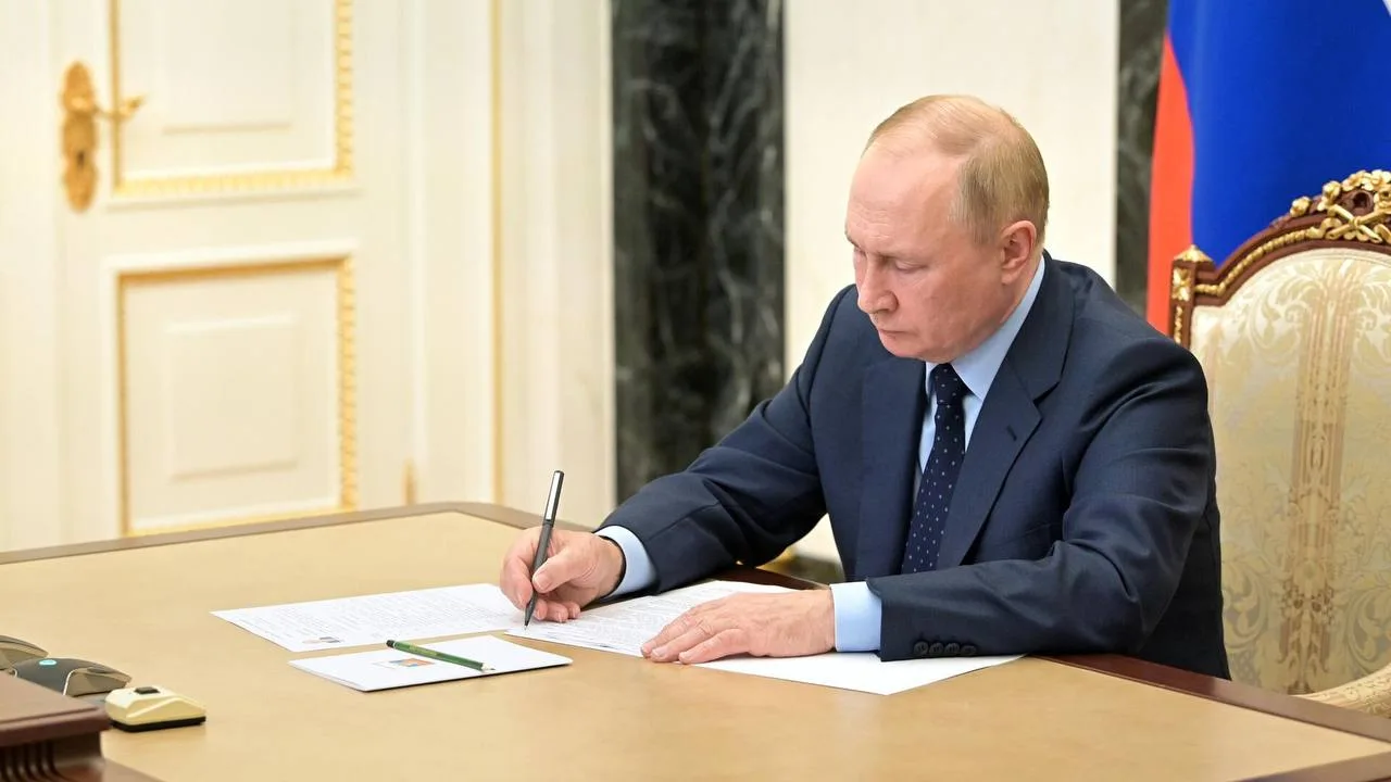 ⚡️Путин подписал закон, легализующий обращение криптовалют в России. Документ признает ...