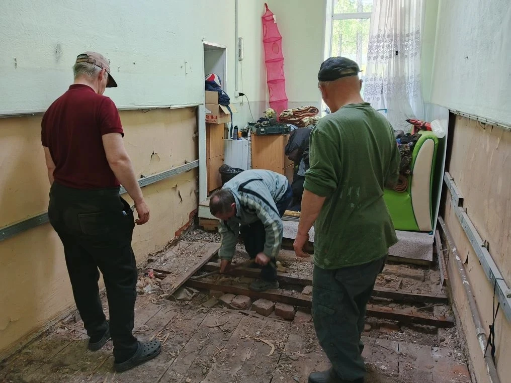 Волонтёры нашего интерната с энтузиазмом взялись за дело — помогают сотрудникам с ремон...