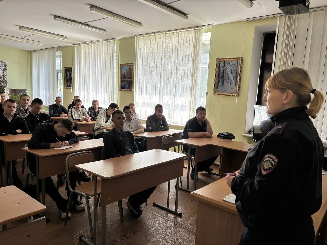 В техникуме прошла встреча с инспектором МО МВД России «Биробиджанский»

Ежемесячно сотрудники ОДН п