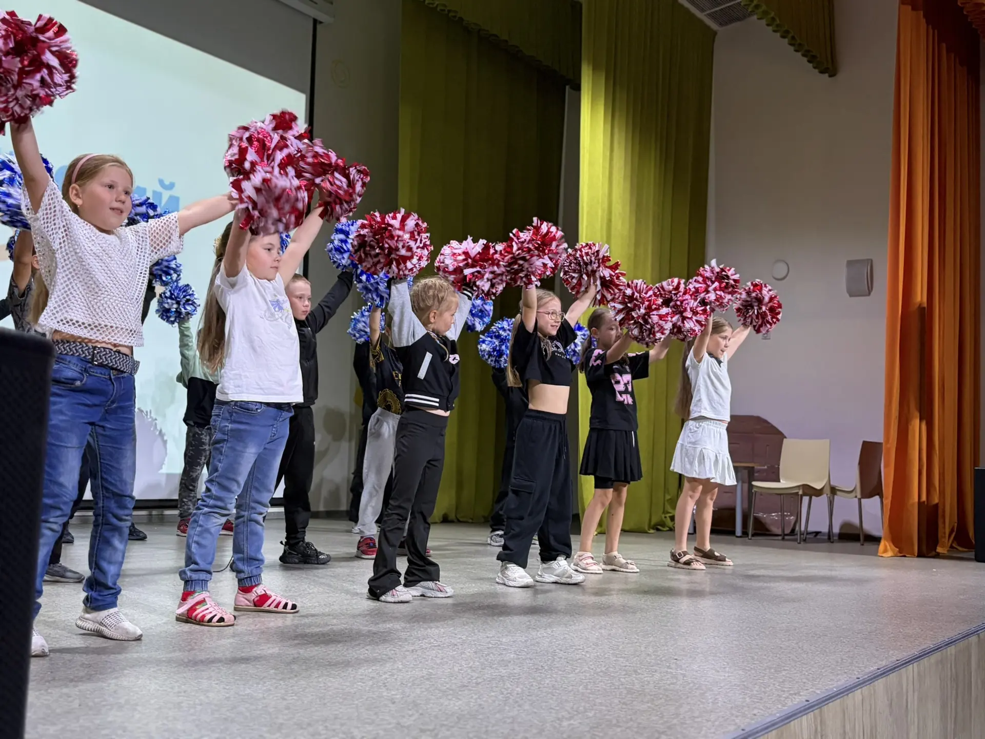 🎭📸📣 В «КАМСКОМ АРТЕКЕ» ЗАЖГЛИСЬ НОВЫЕ ЗВЕЗДЫ: КАК ПРОШЛИ «ПРОФИЛИ»!

В нашем лагере завершилось о