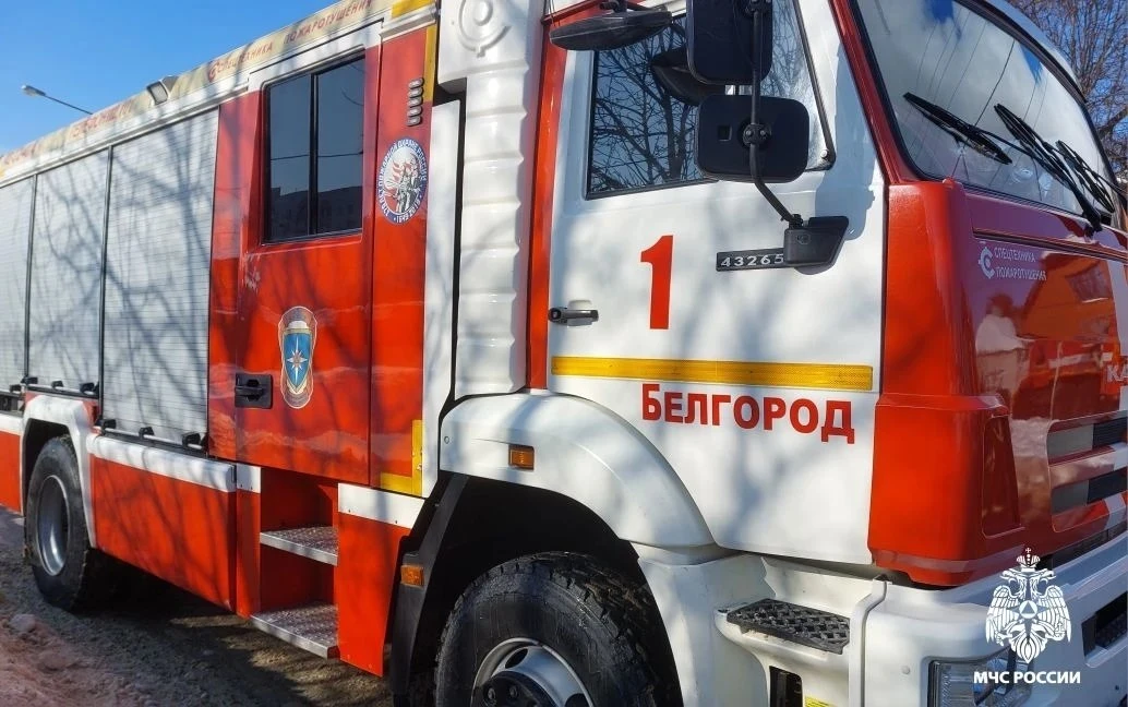 Вчера в посёлке Дубовое огонь охватил гараж и сарай, расположенные под одной кровлей. В...