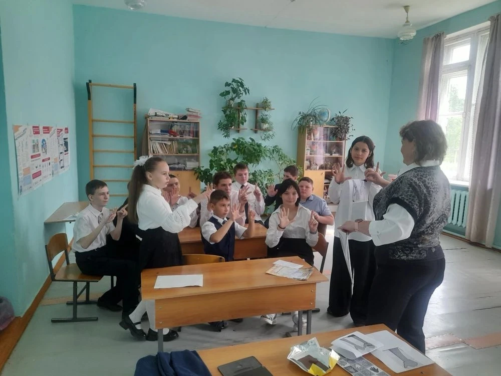 26 мая для школьников, была  проведена познавательно- игровая программа "Прощай школа, ...