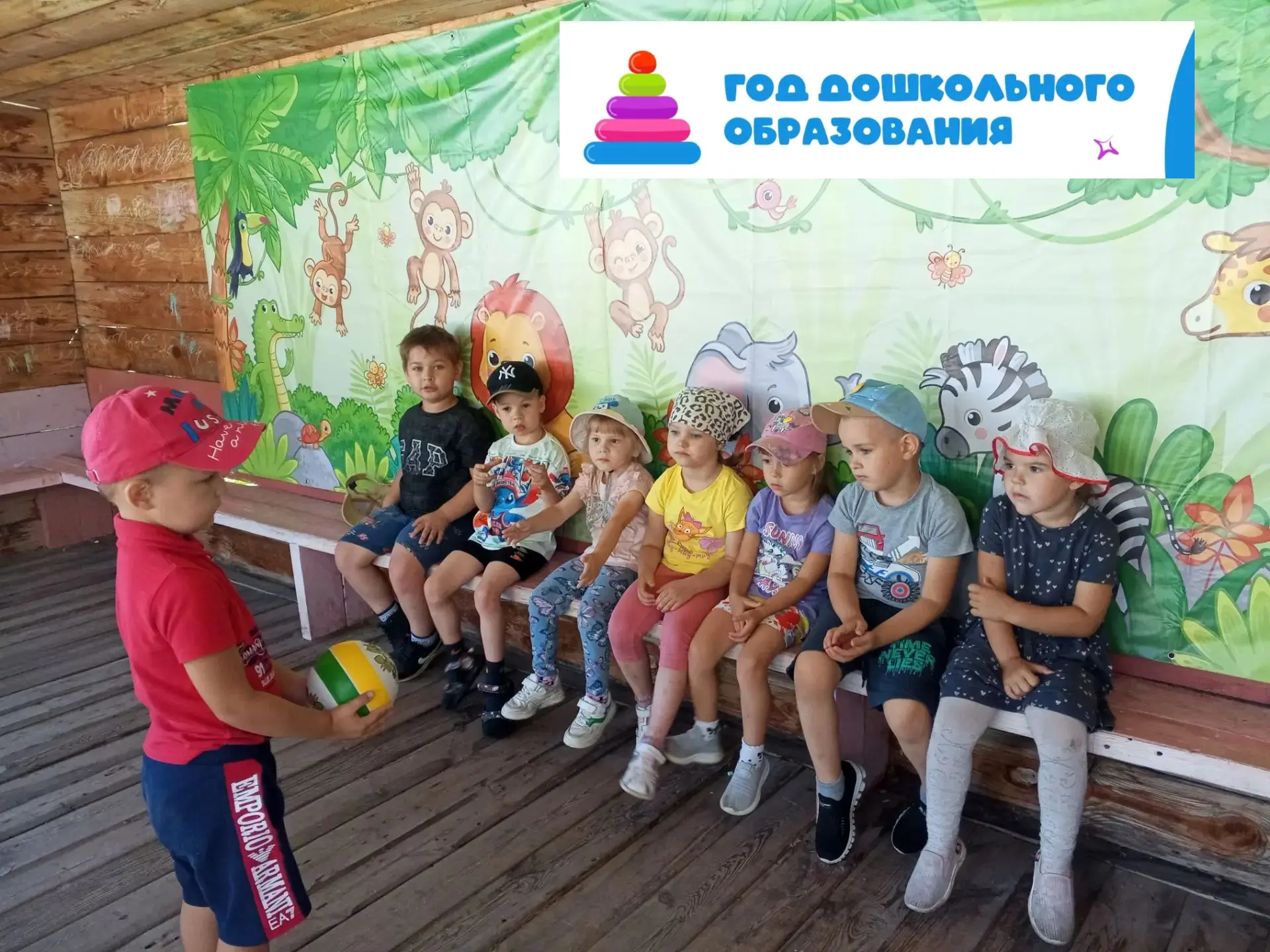 Игра "Съедобное не съедобное" ребята весело проводят  прогулку в детском саду.