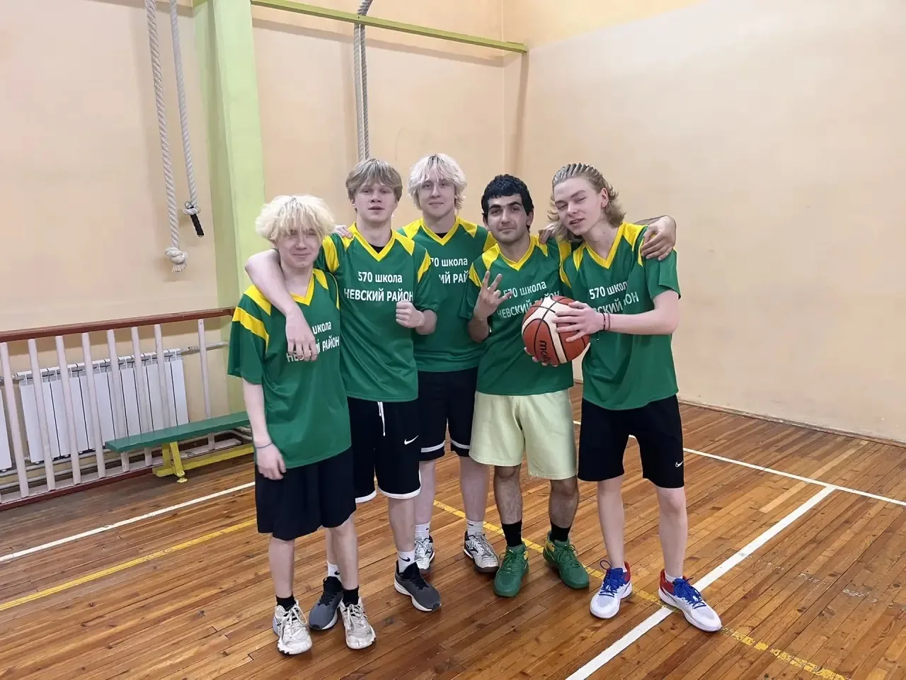 🏀19 марта команда нашей школы приняла участие в Муниципальном турнире по баскетболу.  За честь нашей