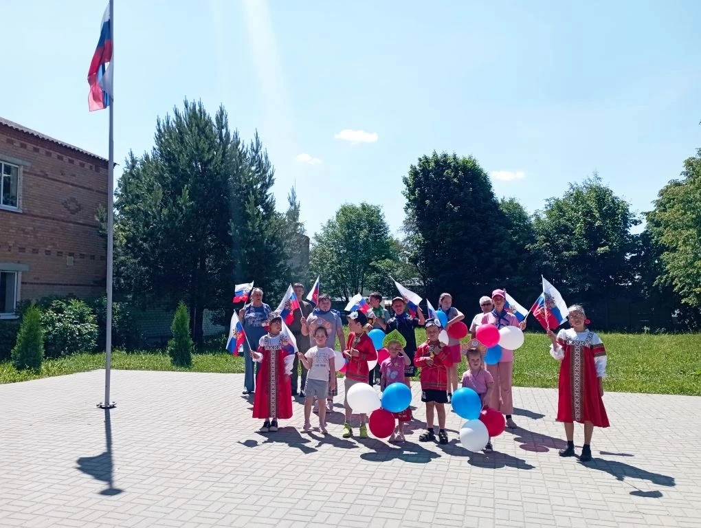 В Погореловском школьном лагере прошёл флешмоб ко Дню России.