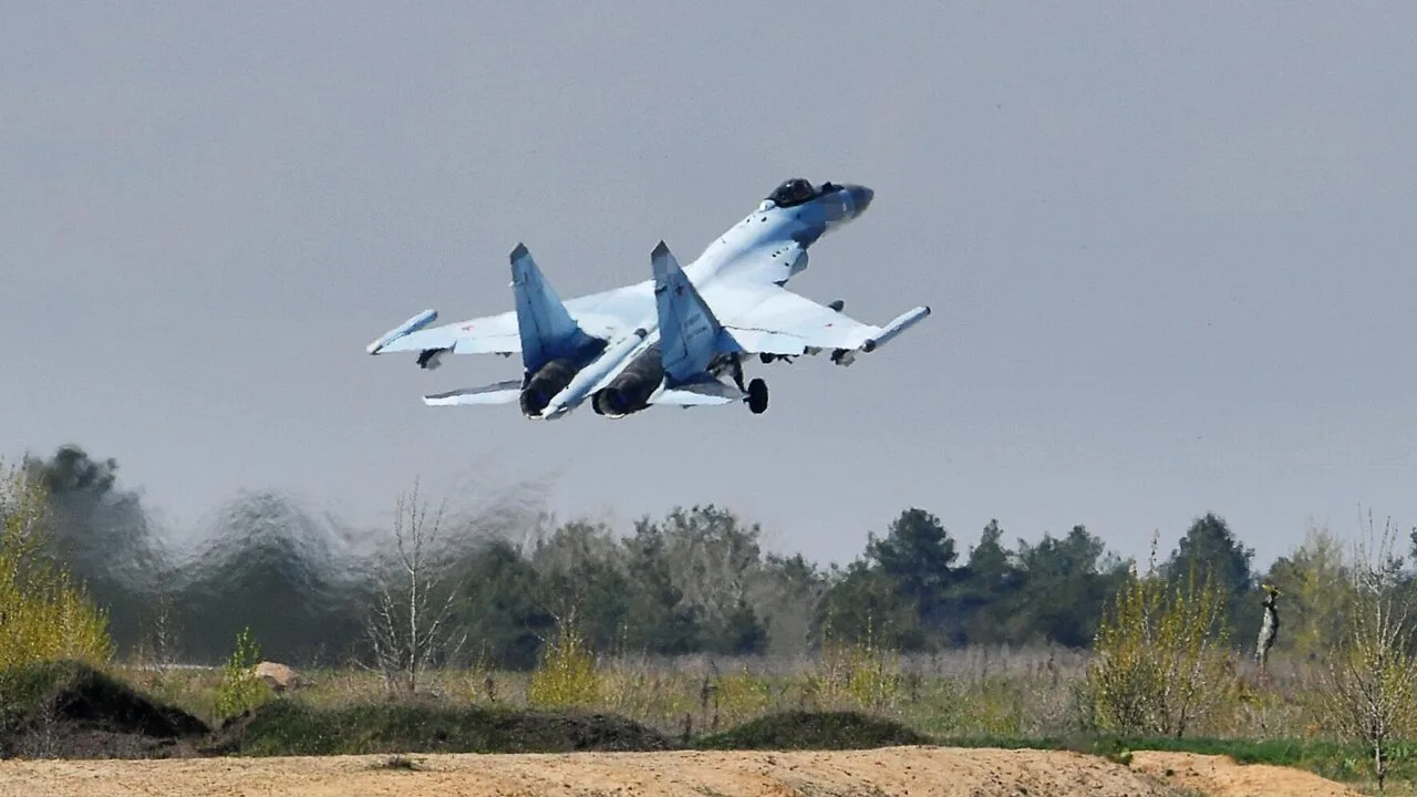 В небе над Курской областью столкнулись два истребителя Су-35С. Причины происшествия ус...