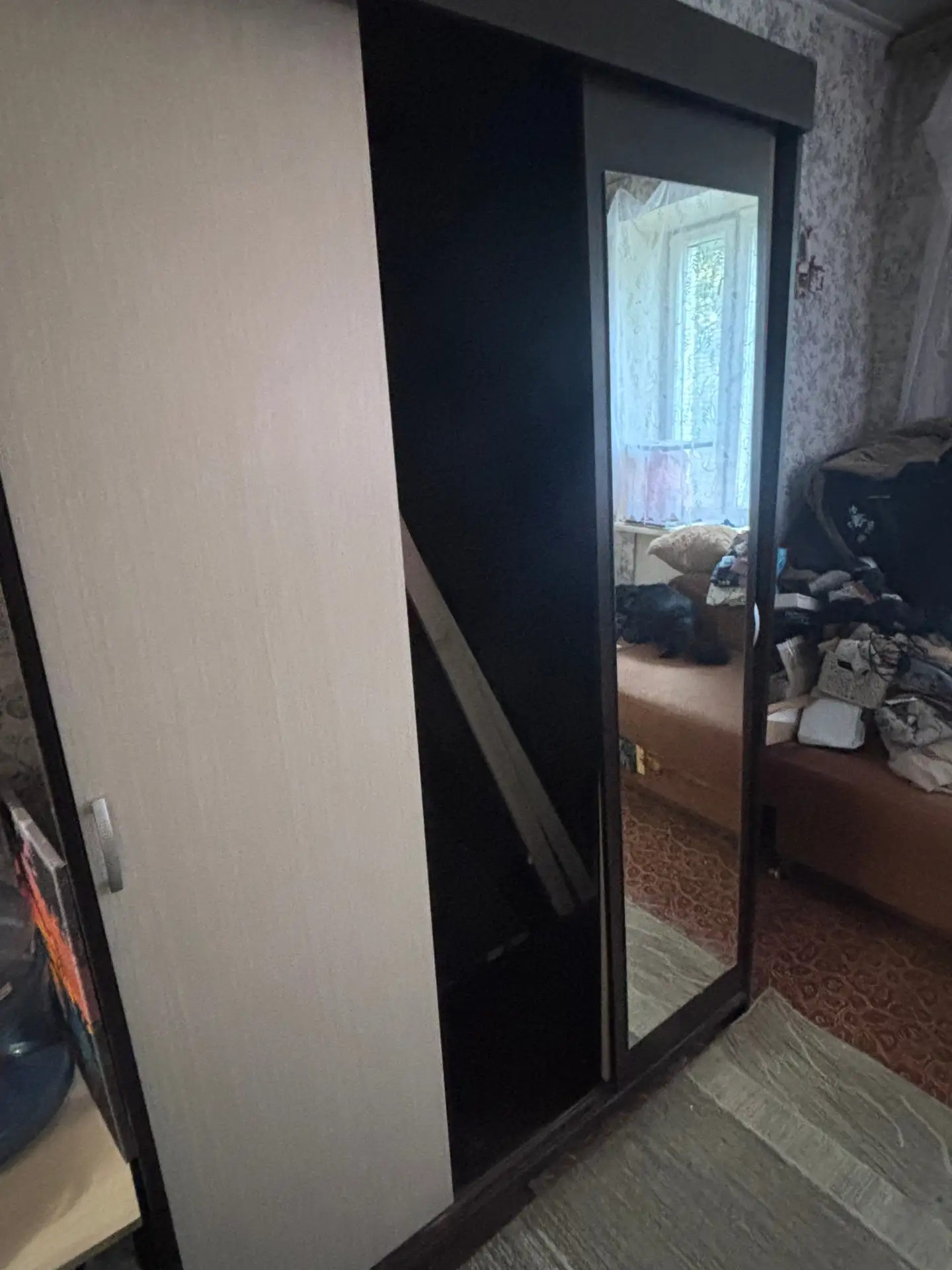 Отдам шкаф купе даром,шкаф уже разобран,высота 2 метра,ширина 130.самовывоз селикатный,...