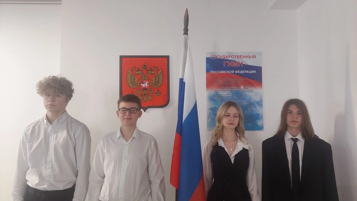 🇷🇺 Равнение на флаг!  🤍 Новую учебную неделю начинаем с традиционной церемонии выноса флага Российск